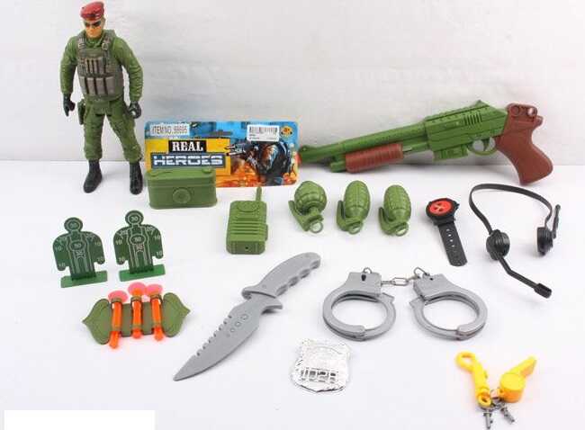 Фотография 1 товарной позиции интернет-магазина детских игрушек www.smarttoys.com.ua Військовий набір 88695 (120/2) 19 елементів, солдат, пістолет, 3 патрони на присосці, 2 мішені, ніж, свисток, наручники, аксесуари, в пакеті