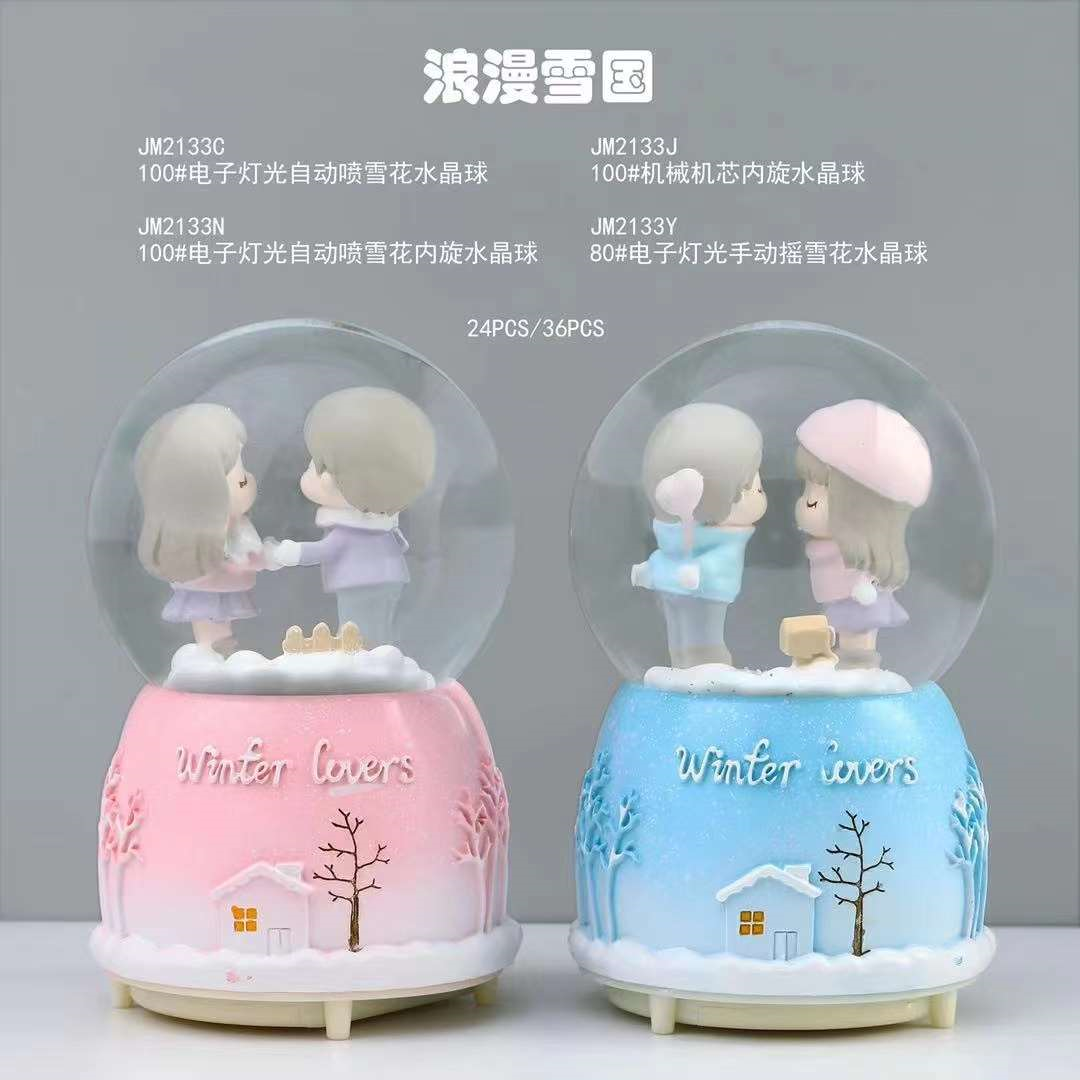 Декоративна куля JM21C33  Winter love, сніжна куля, 2 види, муз., світло,бат.(таб.),кор.,14-19-14см.