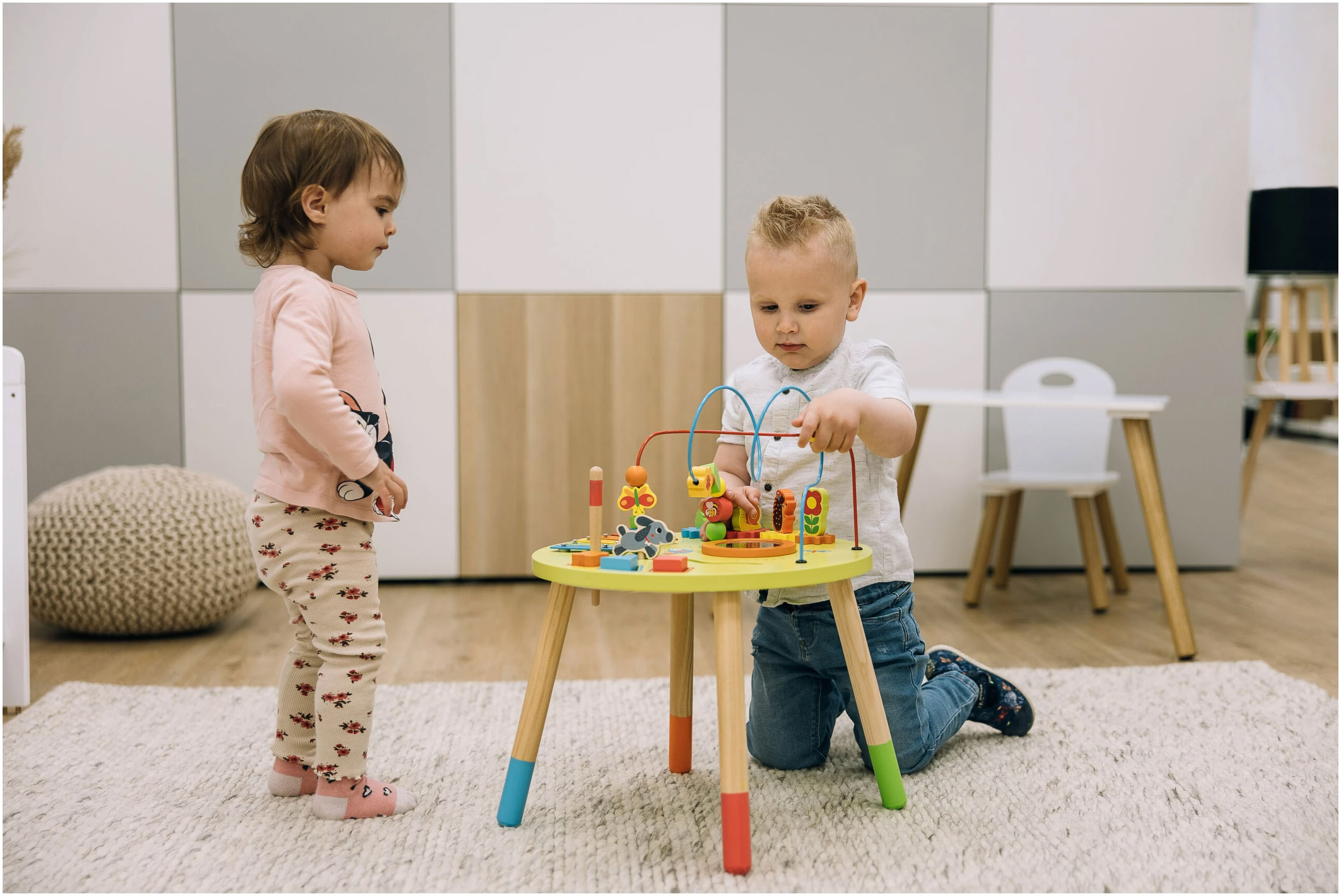 Фотография 3 товарной позиции интернет-магазина детских игрушек www.smarttoys.com.ua Інтерактивний стіл Free2Play дерев`яний Playzone