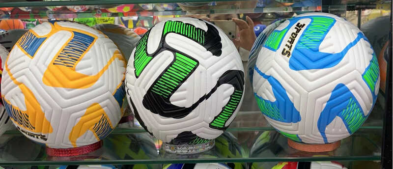 Фотография 1 товарной позиции интернет-магазина детских игрушек www.smarttoys.com.ua М'яч футбольний C 64705 (60) 3 види, вага 420 грамів, матеріал PU, балон гумовий, ВИДАЄТЬСЯ ТІЛЬКИ МІКС ВИДІВ