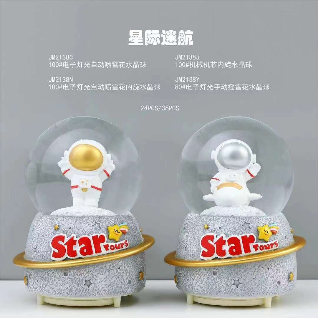Декоративна куля JM21C38 сніжна куля, космонавт, 2 види, муз., світло, бат., кор., 14-19-14 см.
