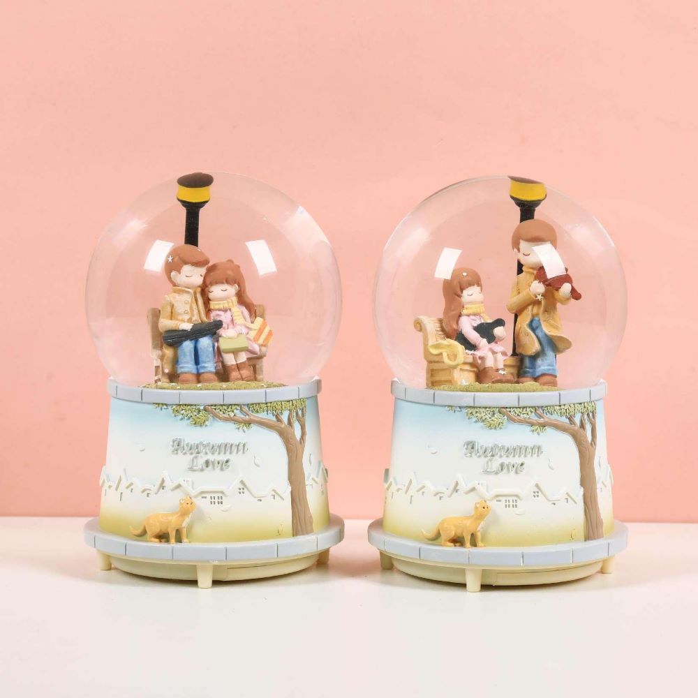 Декоративна куля JM2319C Autumn love, сніжна куля, 2 види, муз., світло, бат.(таб.),кор.,14-19-14см.